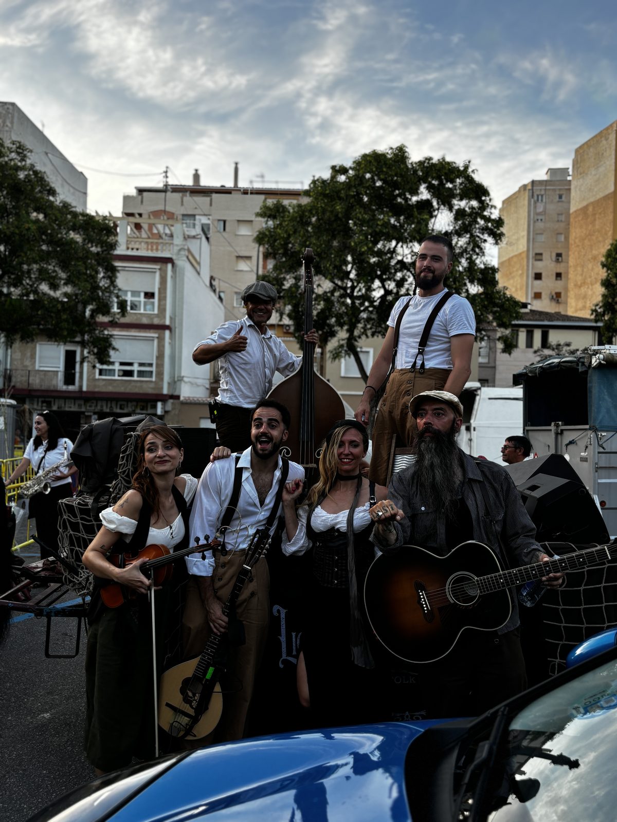 The Lighthouse Keepers posando con sus instrumentos antes de un concierto en la calle