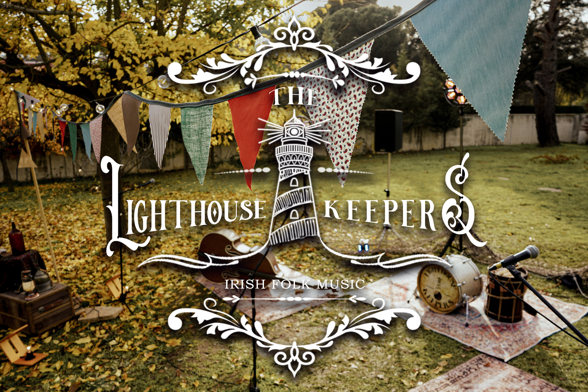 Logo de The Lighthouse Keepers sobre imagen del escenario