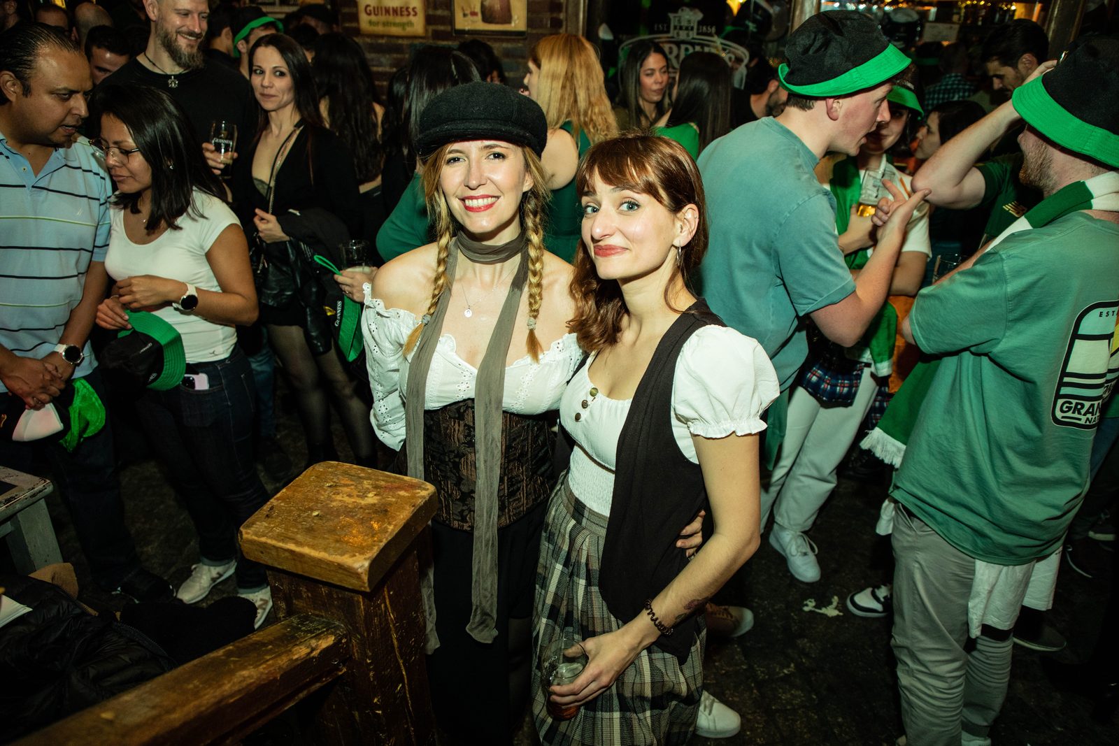 Ambiente de St. Patrick con el público celebrando en el pub