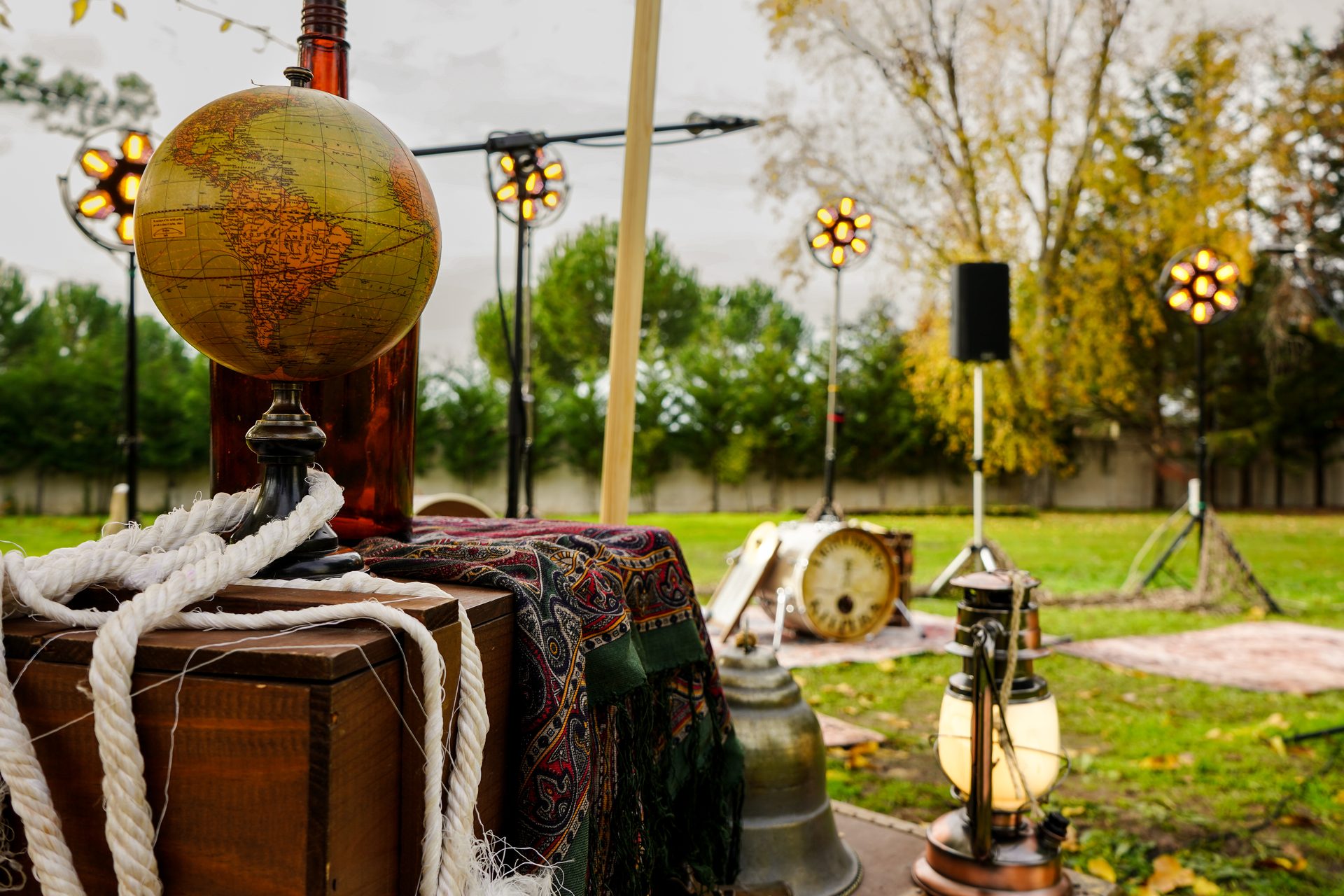 Atrezzo vintage: globo terráqueo, cuerdas, farol y reloj antiguo